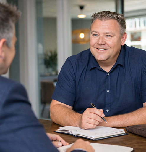 Hypotheekadviseur Verbrugge Groep in gesprek met de klant