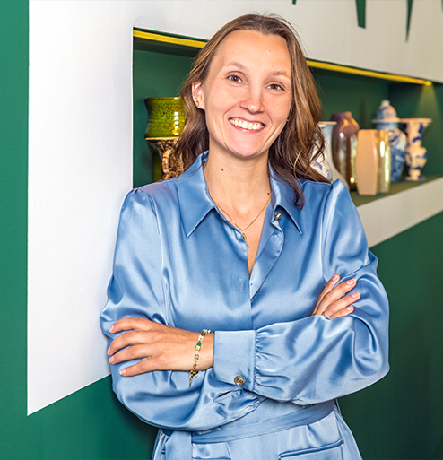 Mevrouw voor groene muur in kantoor Verbrugge Groep