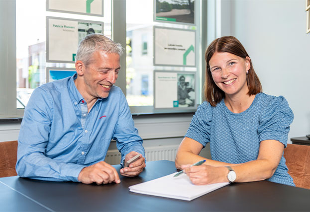 Rob en Linda zittend aan bureau de actuele renten standen te meten bij Verbrugge Groep