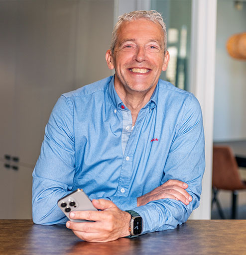 Rob Slieker met mobiel in handen