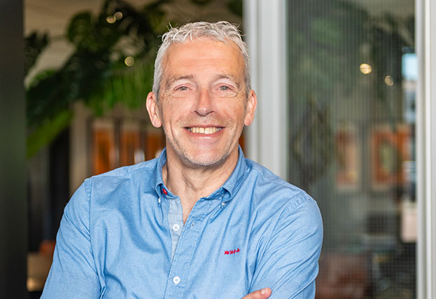 Rob Slieker voor deur in kantoor