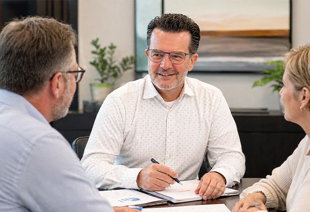 Lucien met klanten in gesprek over hypotheek