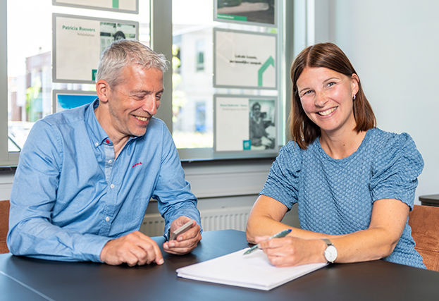 Linda en Rob in gesprek aan tafel