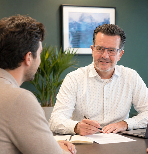Lucien in gesprek met klanten tijdens een hypotheekgesprek
