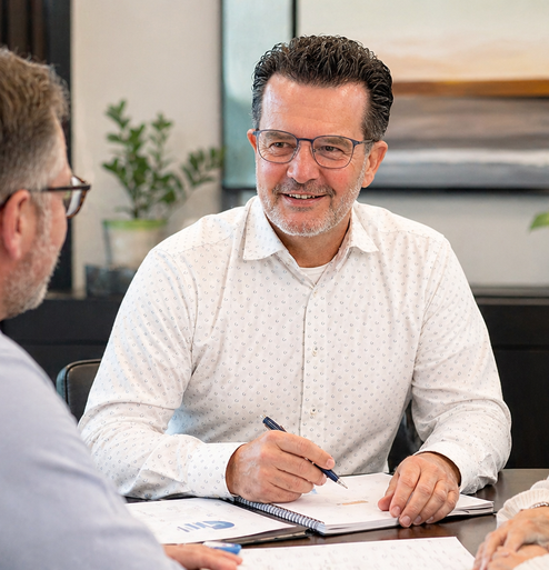 Financieel adviseur van Verbrugge Groep bespreekt de financiële scan met klanten aan tafel