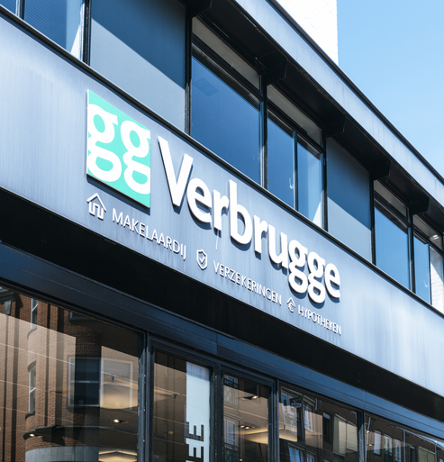 Gevel van het kantoor van Verbrugge Groep met het logo en de diensten makelaardij, verzekeringen en hypotheken.